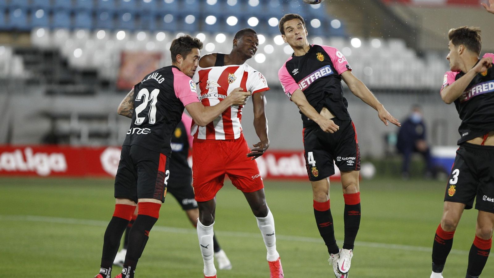 Sadiq busca rematar un centro con poca fortuna.