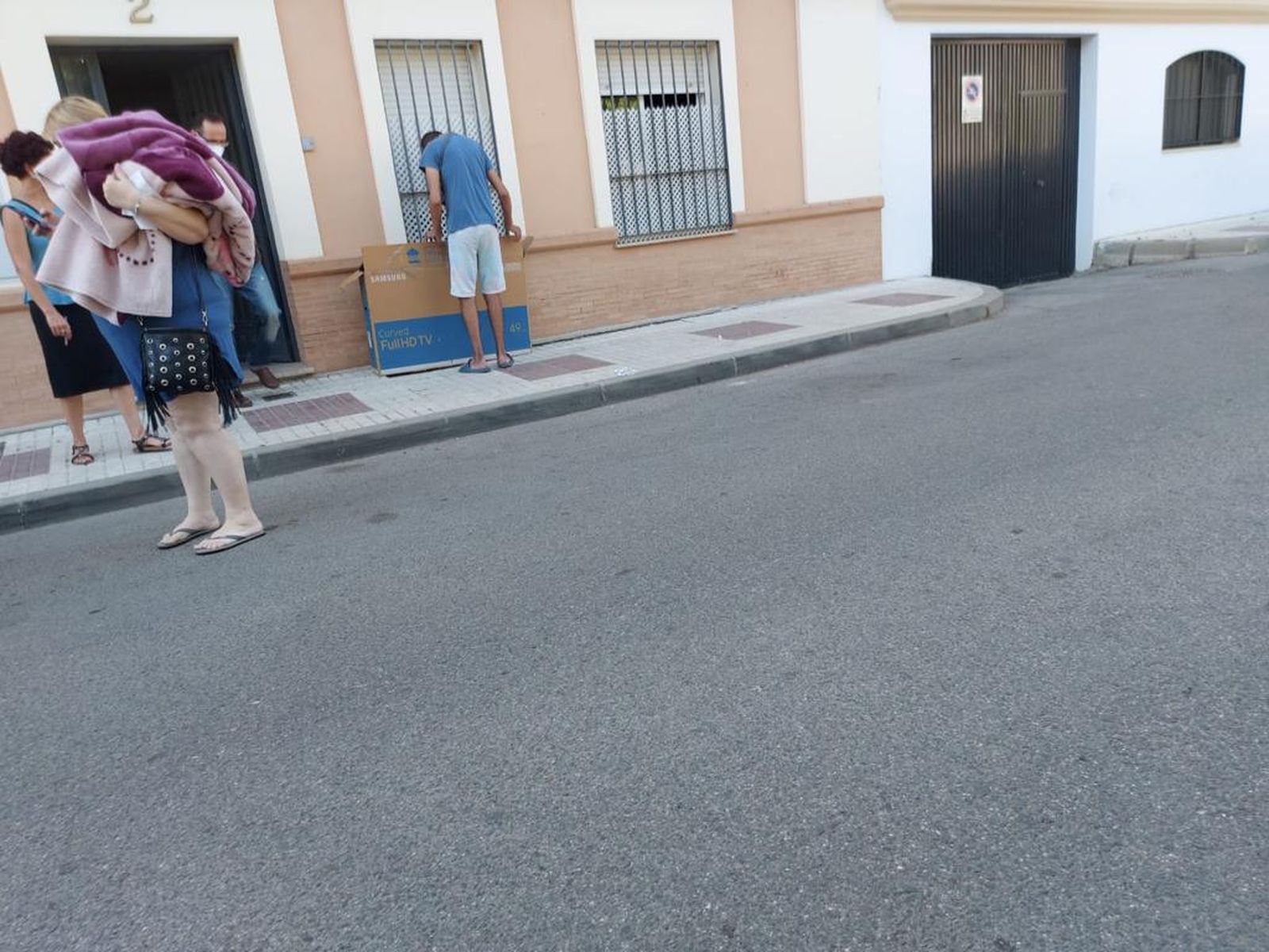 Un momento del desahucio, esta mañana en Alcalá del Río.