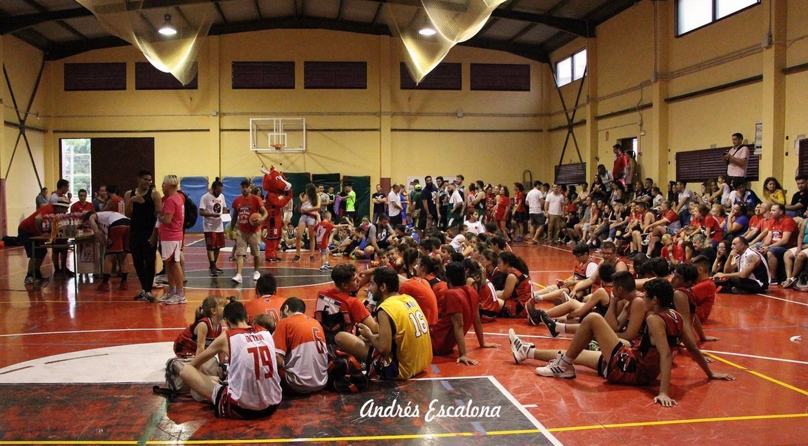Jugadores del Puerta Oscura, en el pabellón del centro.
