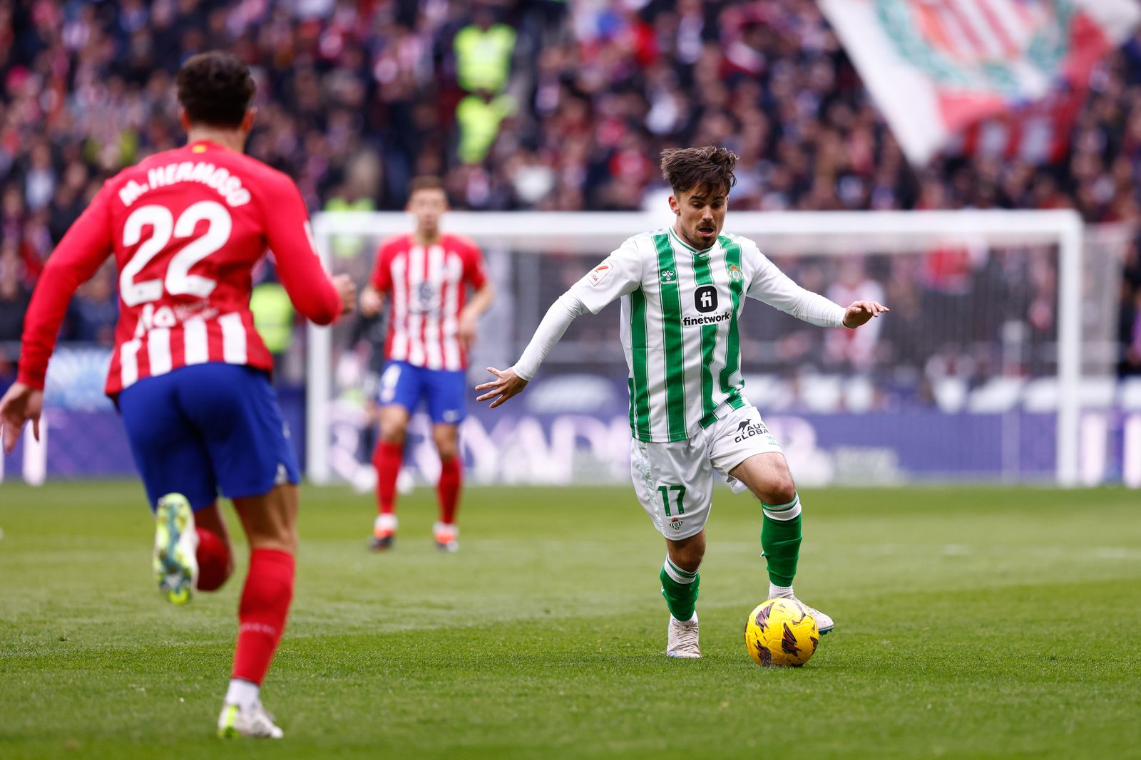 Rodri controla el balón durante el partido frente al Atlético de Madrid.