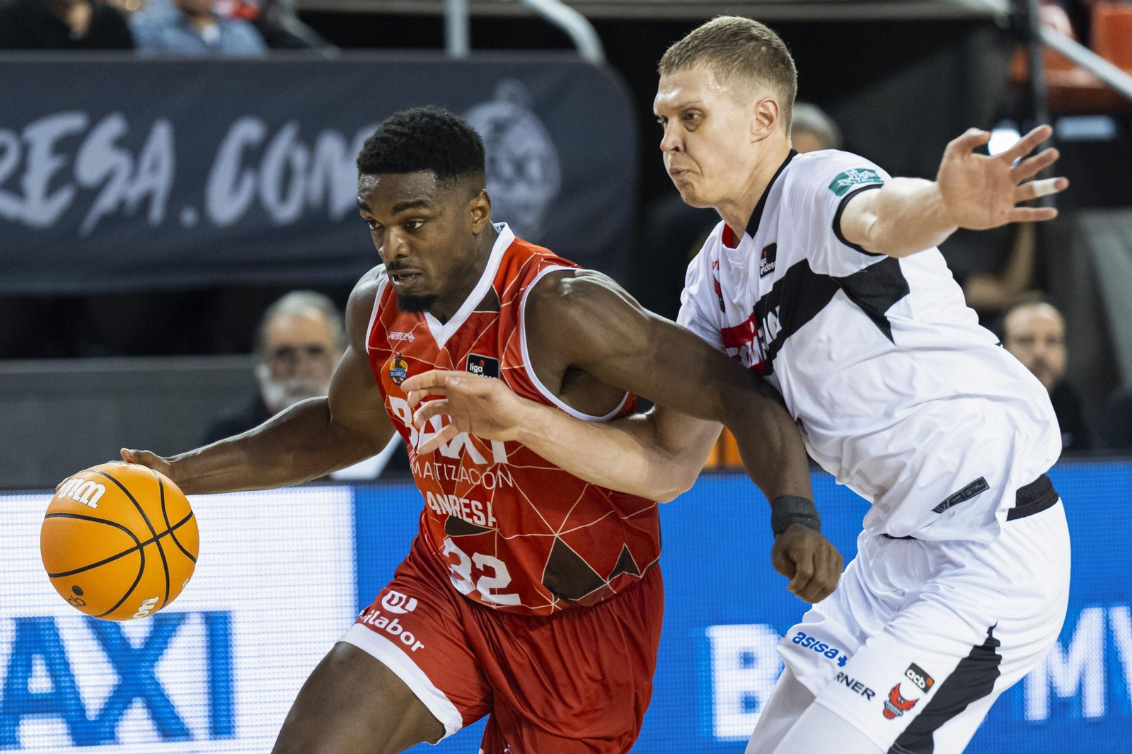 Valtonen presiona a Retin Obasohan.