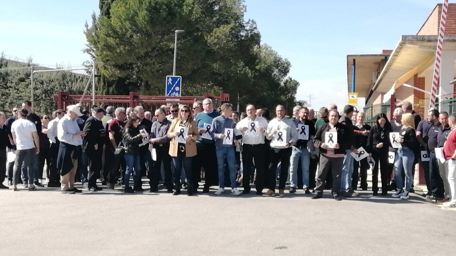 Compañeros de Nuria, en el centro de Jaén, se concentran en recuerdo y repulsa por el asesinato de su compañera.