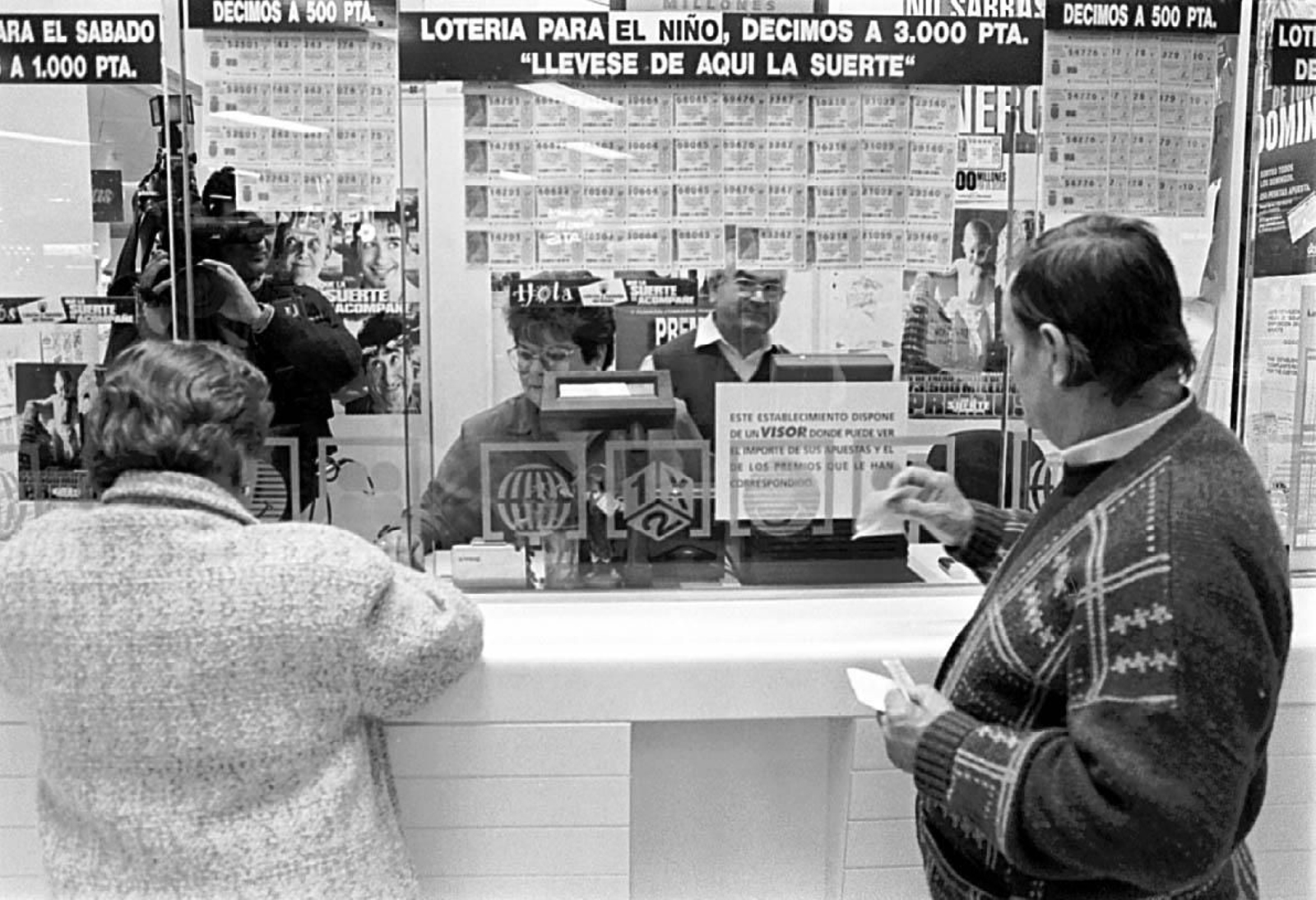 Venta de décimos en un administración de lotería en Huelva capital.