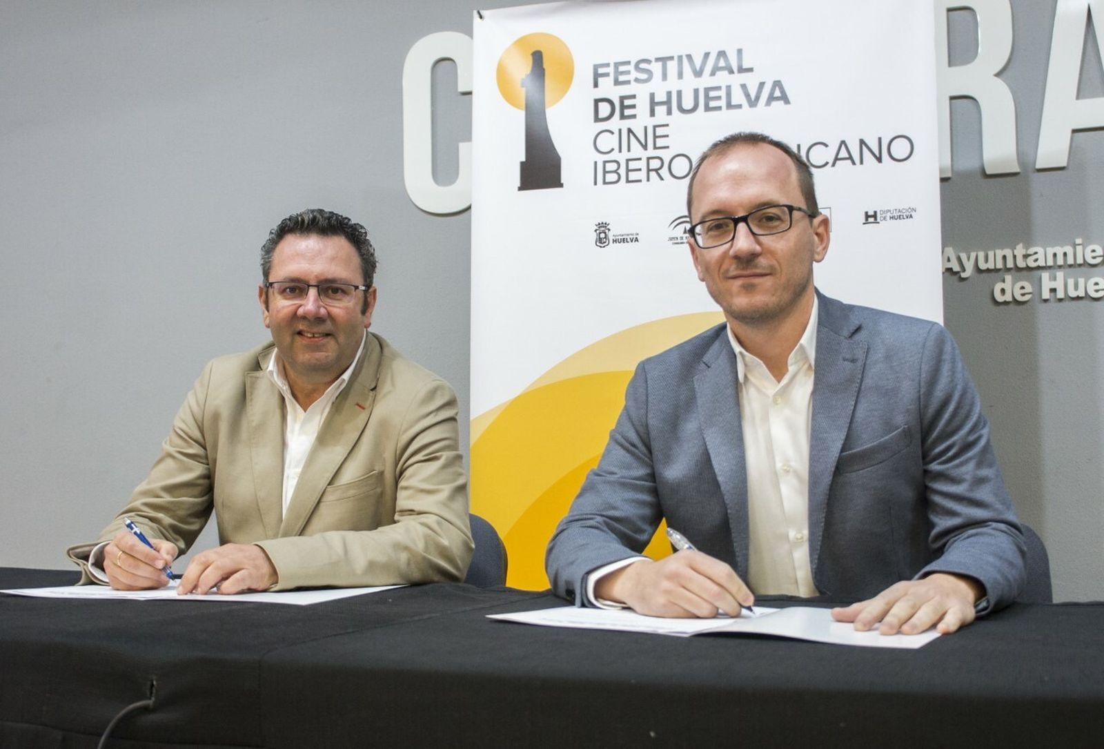 Manuel Bendala y Manuel H. Martín, durante la firma del convenio.