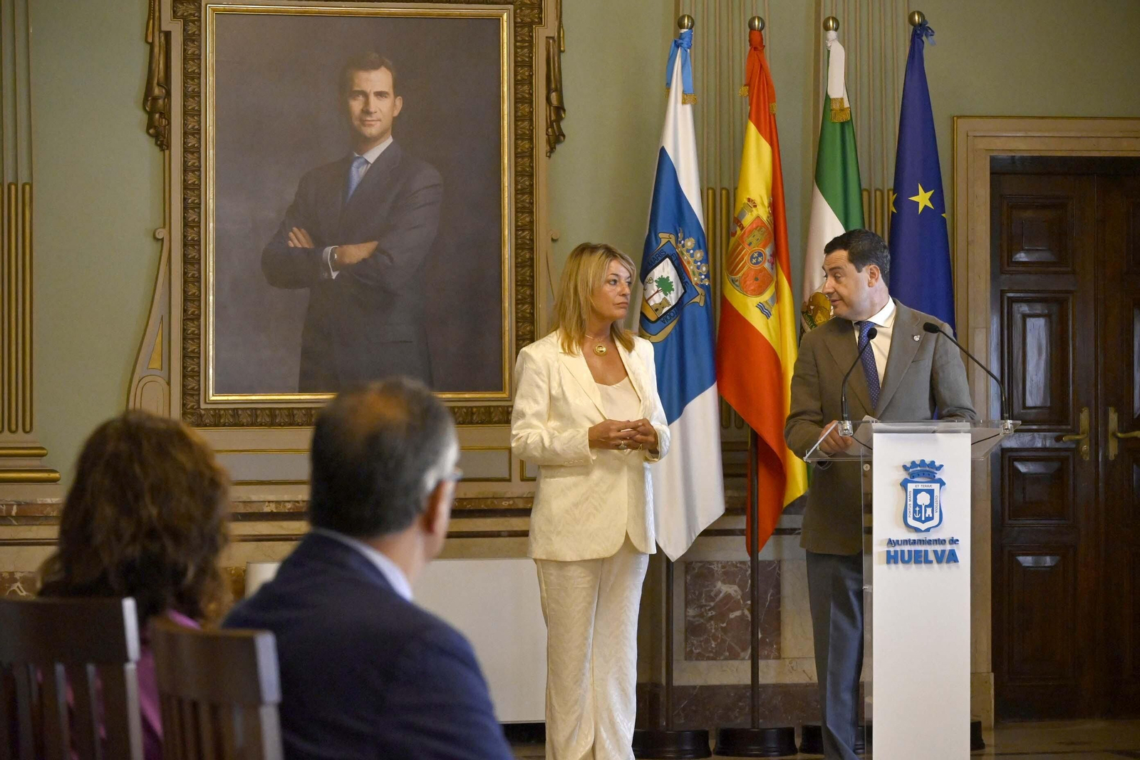 Visita de Juanma Moreno al Ayuntamiento de Huelva, en Imágenes