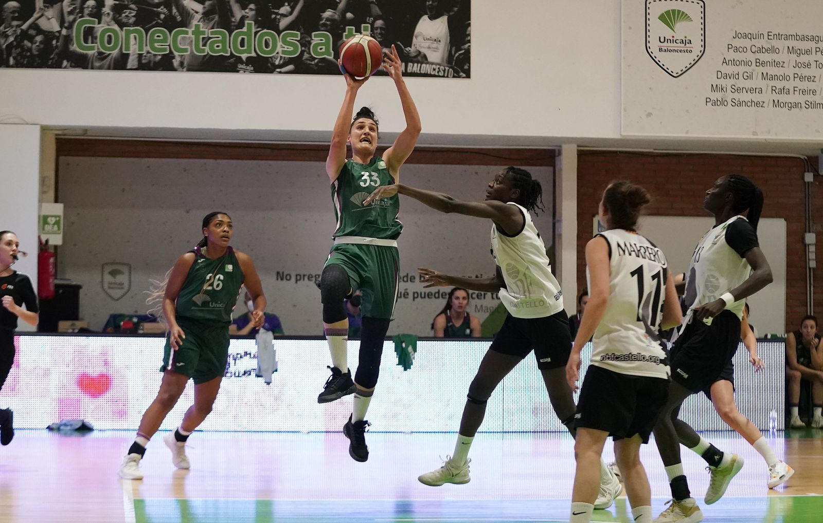 Ana Pocek coge un rebote.