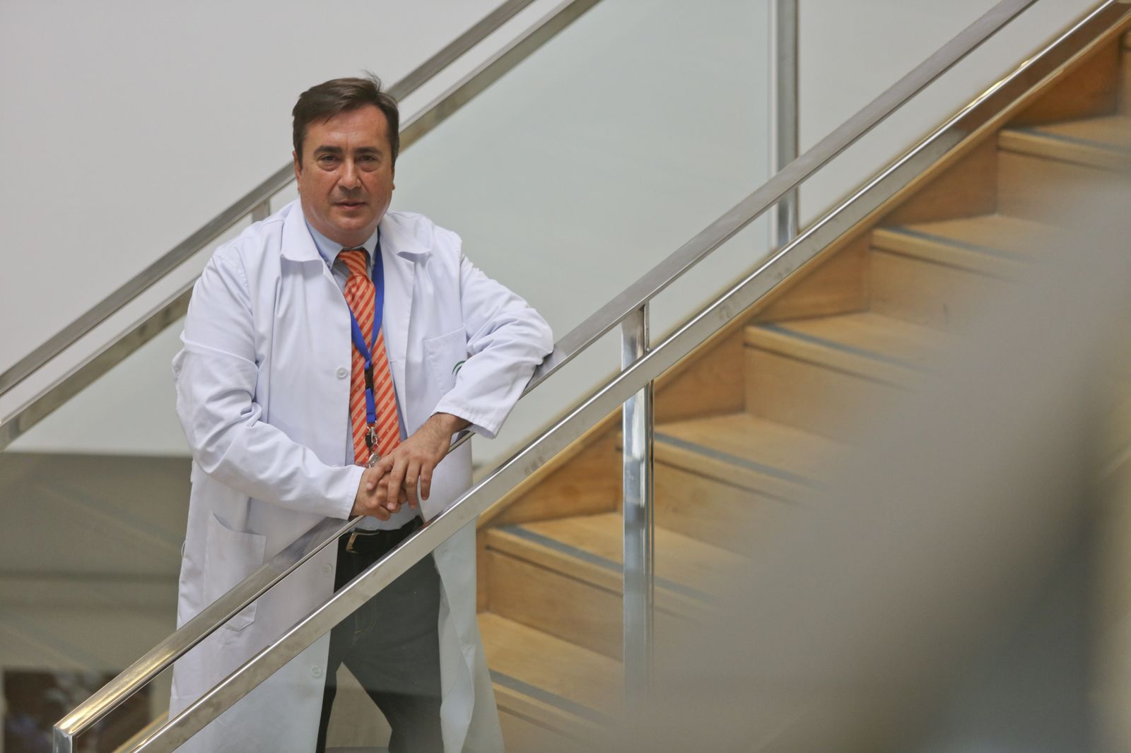 José Cruz, en las escaleras del Hospital Clínico.