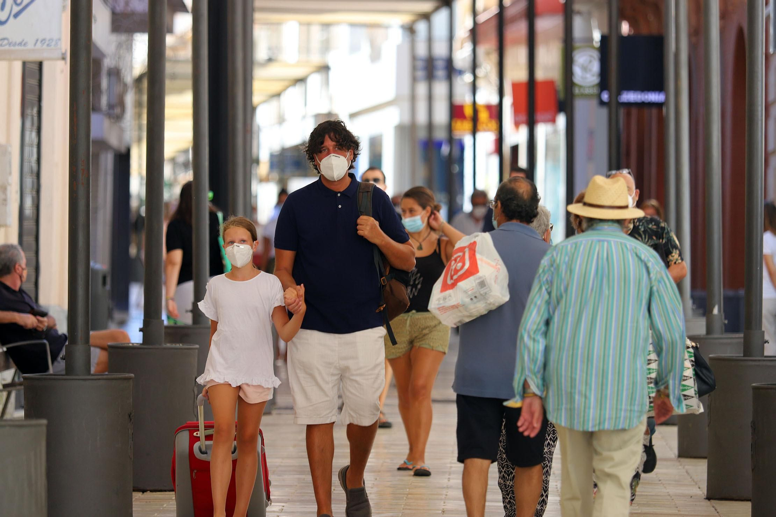 Ambiente en una de las calles comerciales de la capital onubense.