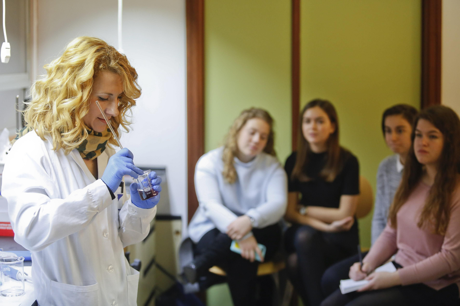 Cristina López, investigadora de la Universidad de Málaga, con los estudiantes de ESO y bachillerato que trabaja en el proyecto "Estudio químico de materiales pi-conjugados de interés biológico".