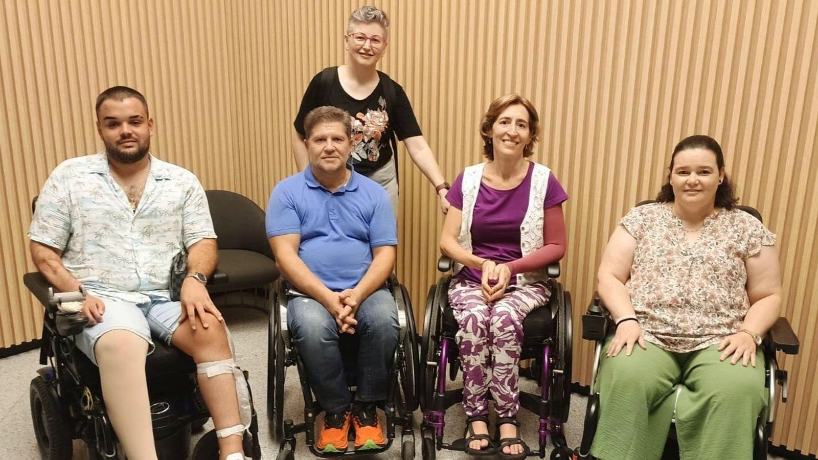 Laura Márzquez (segunda por la derecha) preside la junta directiva de Aspaym en Almería