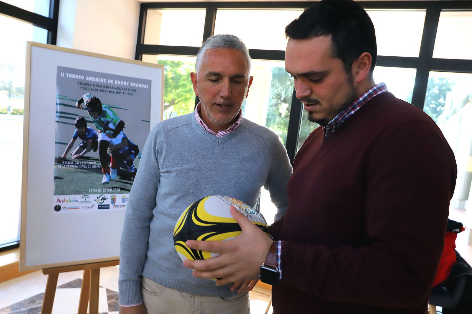 Jesús Alba, delegado de Deportes, con un oval junto a Pablo Vallejo, coordinador del evento y director de la Escuela de Rugby Marianistas.