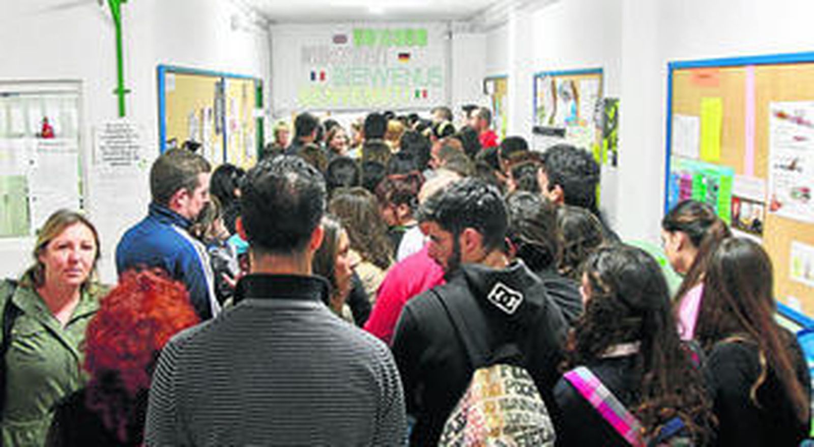 El pasado lunes, último día de preinscripción, se formaron largas colas en la sede de la Escuela Oficial de Idiomas.