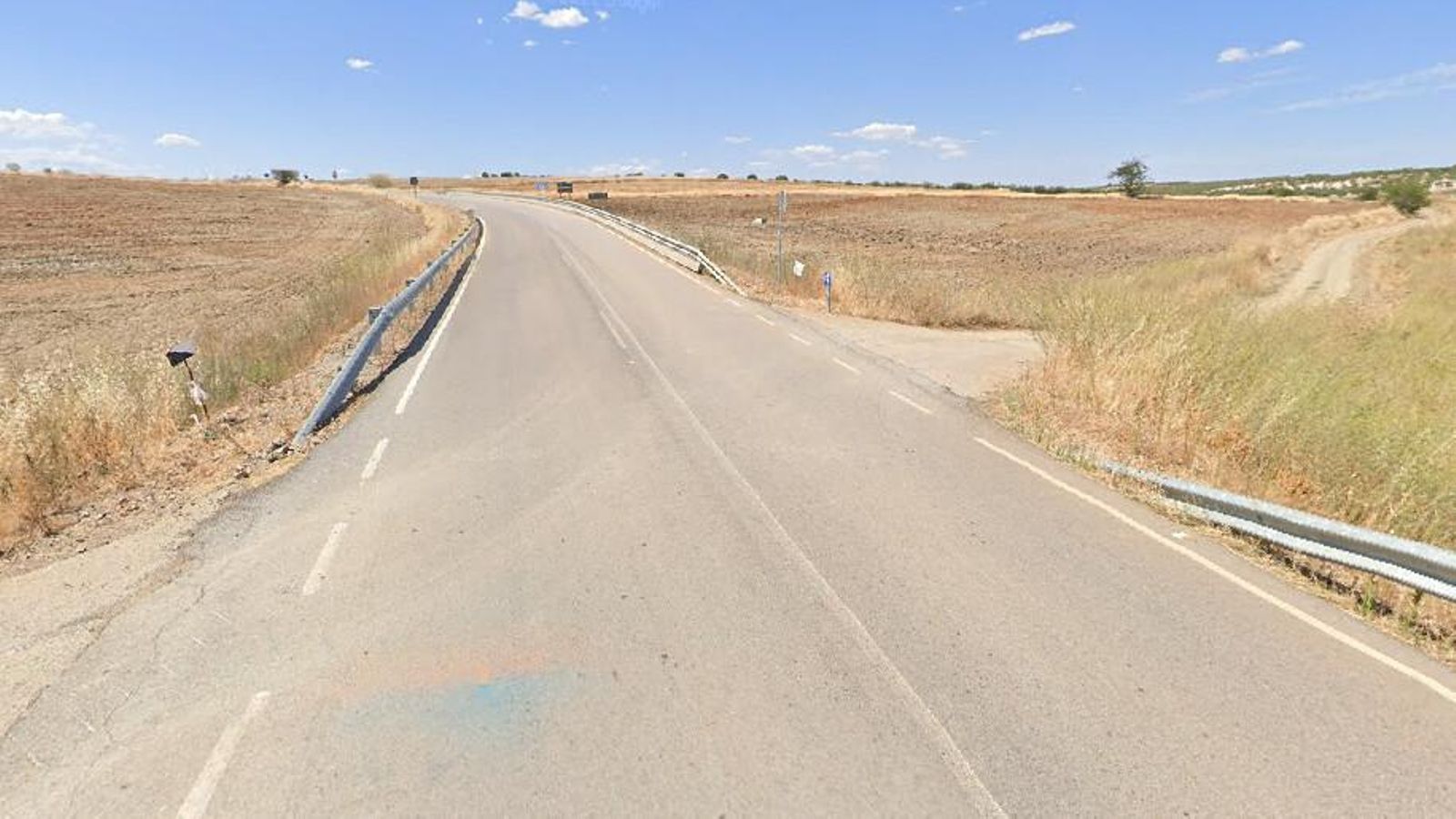 Cruce con la carretera de Media de las Torres. El Camino avanza por la derecha. Hay una flecha que indica por dónde ir.