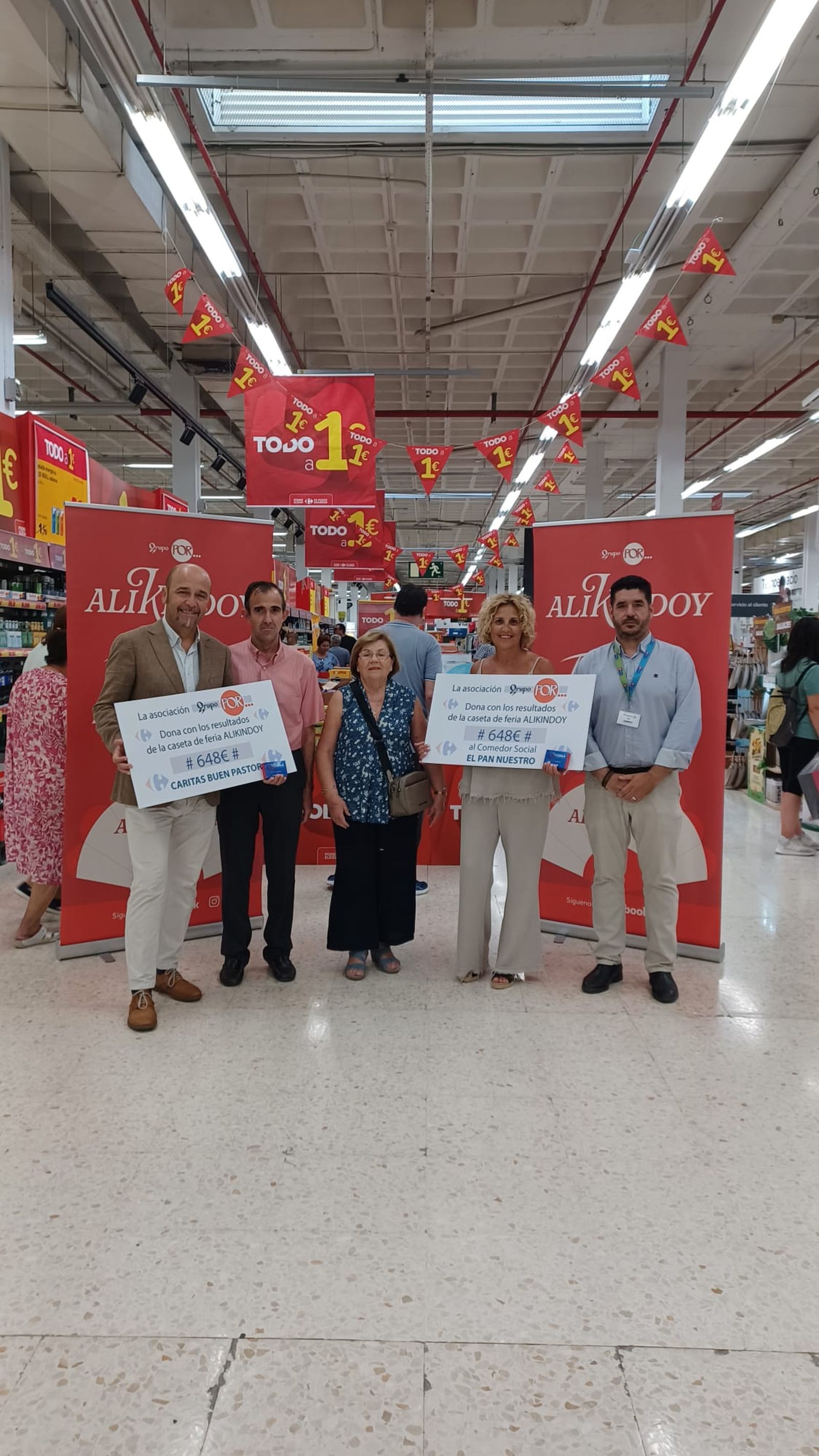Momento de la entrega de los cheques solidarios.
