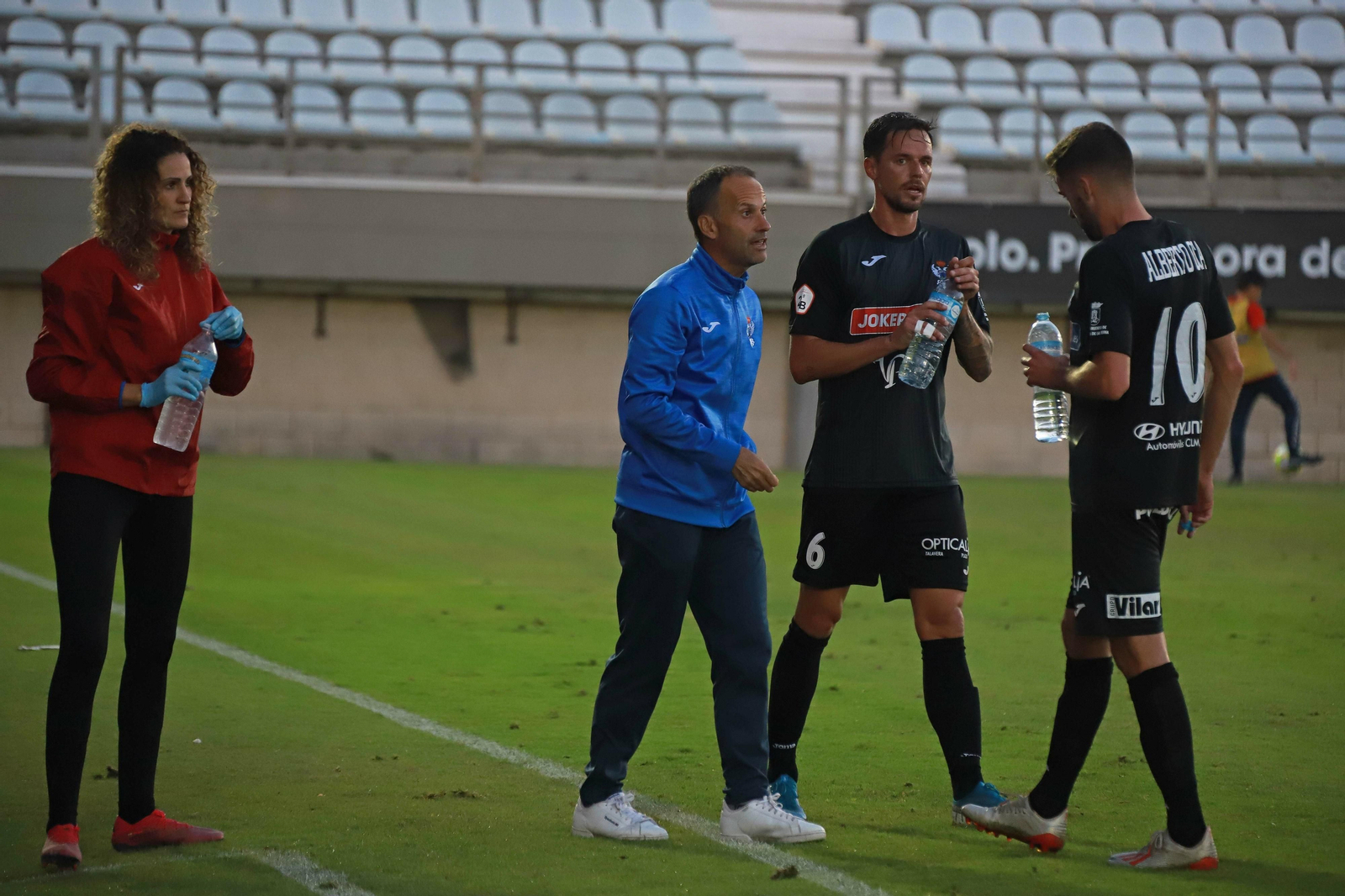 Fran Alcoy da instrucciones a dos de sus jugadores en el Nuevo Mirador de Algeciras