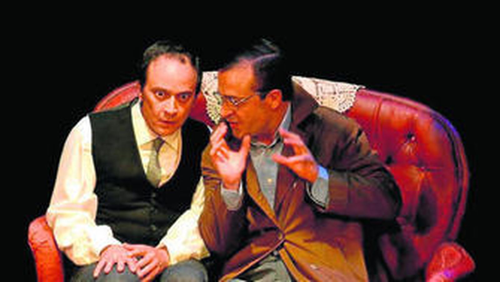 La obra está basada en un comedia estrenada en 1949 y escrita por Juan Ignacio Luca de Tena y Luis Escobar.