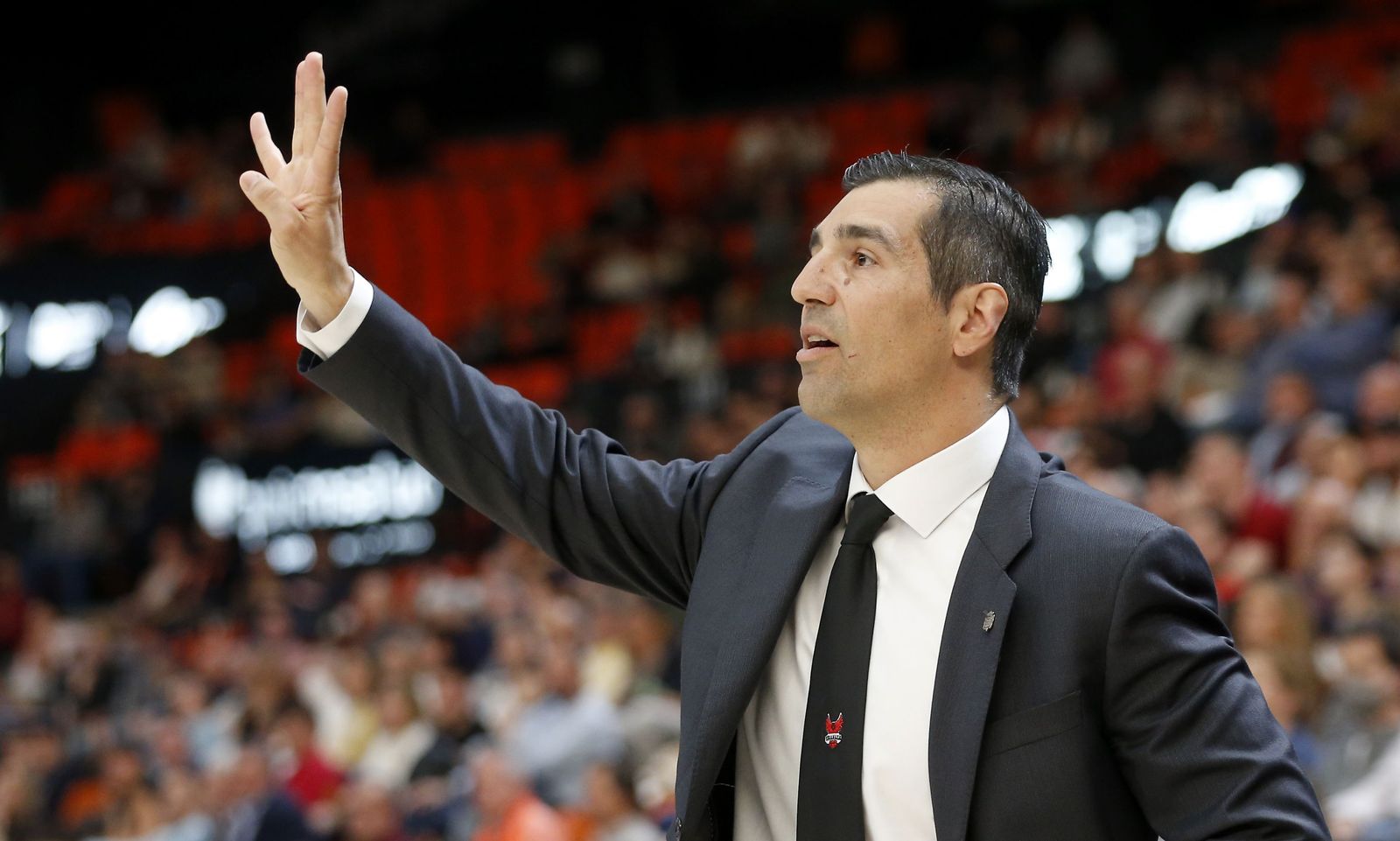 Pablo Pin da órdenes a los suyos durante un partido