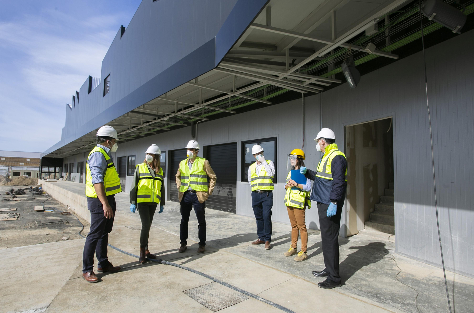 Los responsables del Puerto de Huelva en las instalaciones para la carga y descarga de camiones. Los responsables del Puerto de Huelva en las instalaciones para la carga y descarga de camiones.