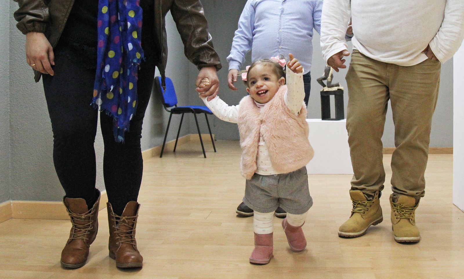 Emma camina rodeada de su familia en una imagen de hace pocos días.