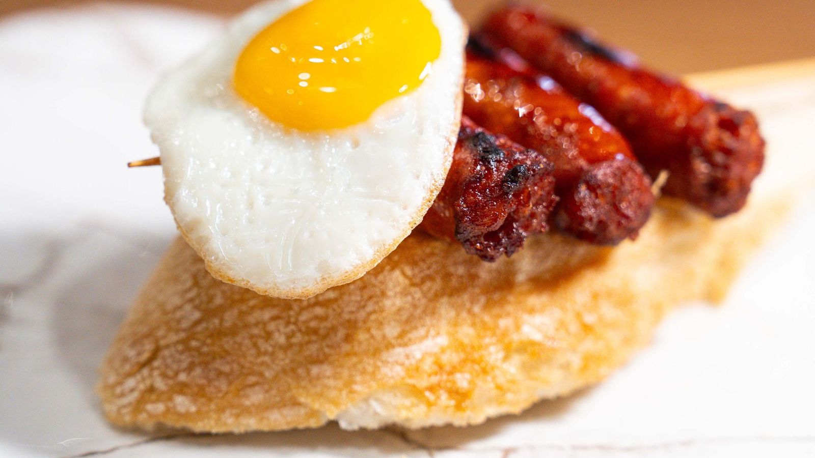 La txistorra hot crujiente con huevo de codorniz.