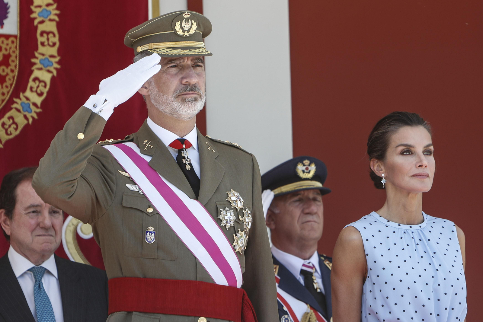 El rey Felipe VI y la reina Letizia, en Huesca durante el desfile del Día de las Fuerzas  Armadas