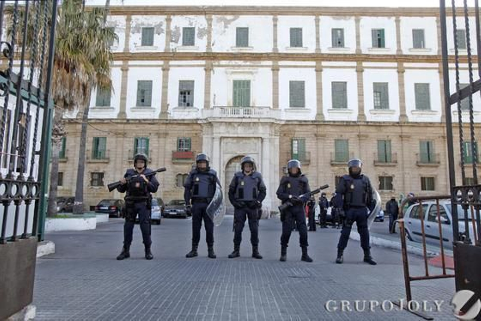 Policía Nacional y antidisturbios desalojan el edificio de Valcárcel. 

Foto: Lourdes de Vicente, Javier González y Jesús Marín