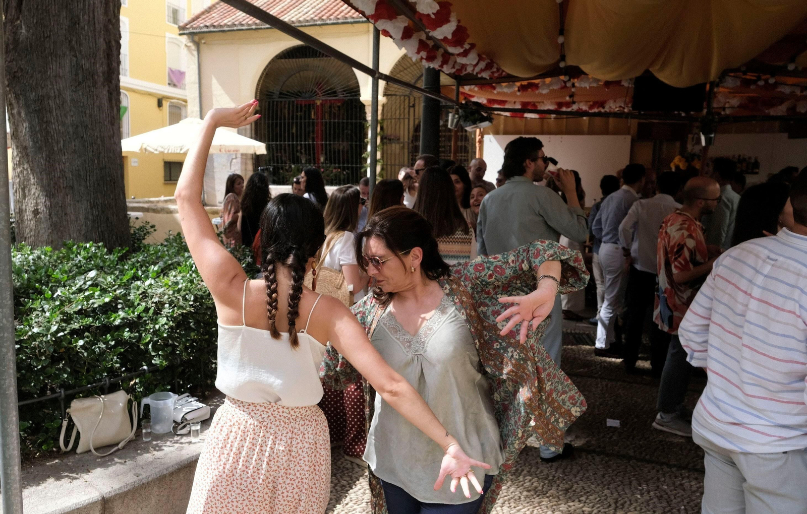 Ganas de fiesta a las puertas del fin de semana en las Cruces de Mayo de Córdoba, en imágenes