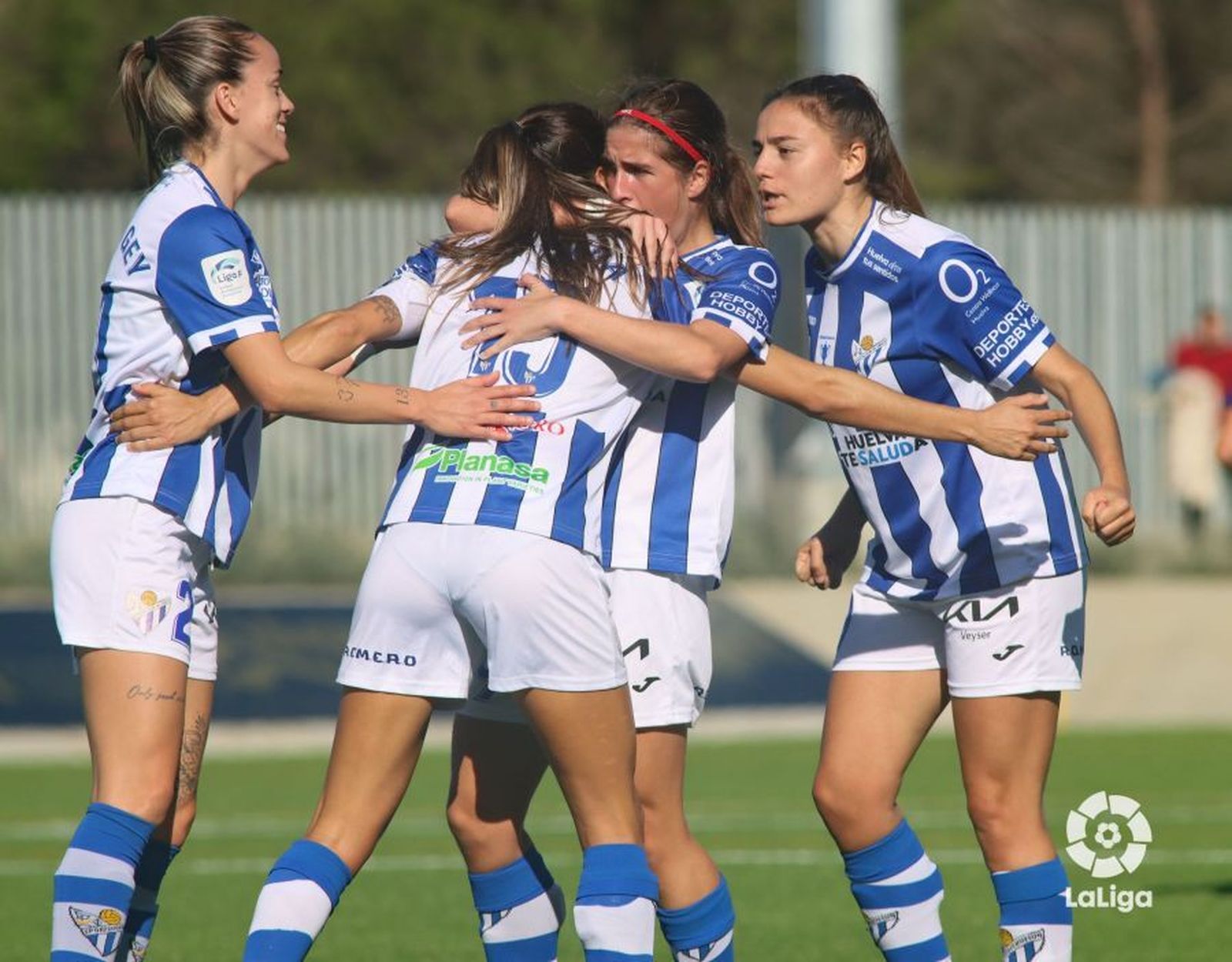 Alegría del conjunto onubense tras rescatar un punto in extremis.