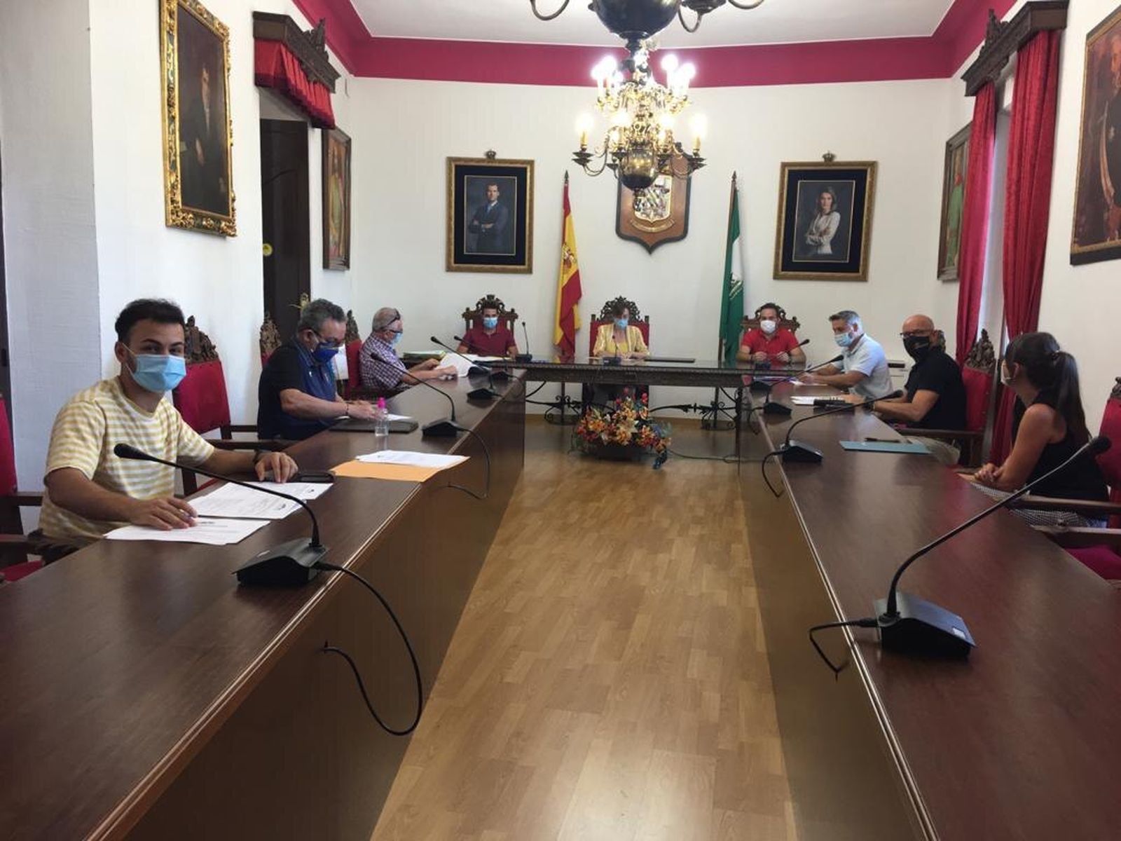 Representantes municipales y de los clubes, durante la firma del convenio.