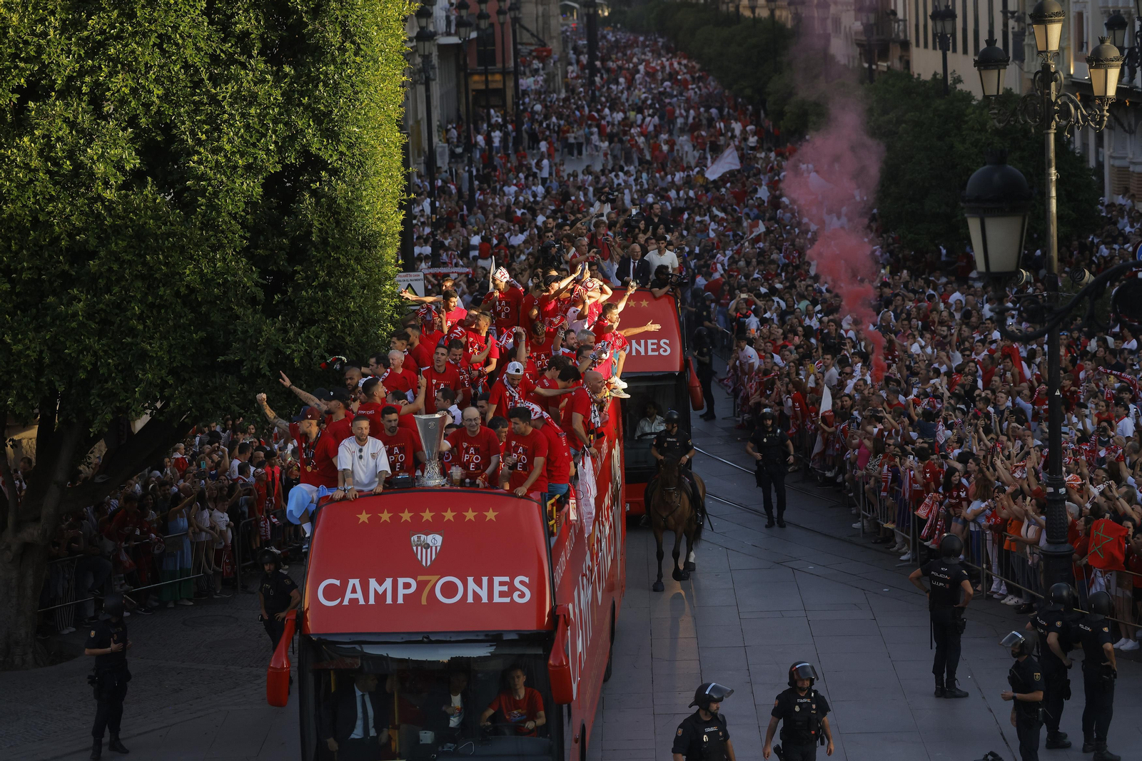Las imágenes del Sevilla fc por las calles de Sevilla como campeón de la Europa League