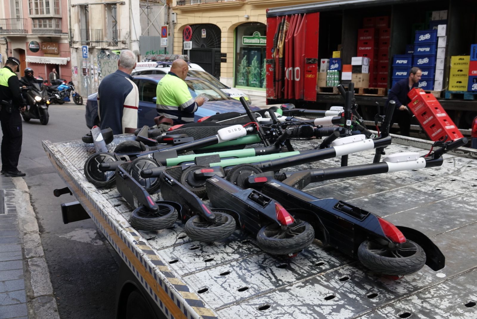 Primeros patinetes eléctricos retirados por la Policía Local hace dos semanas.
