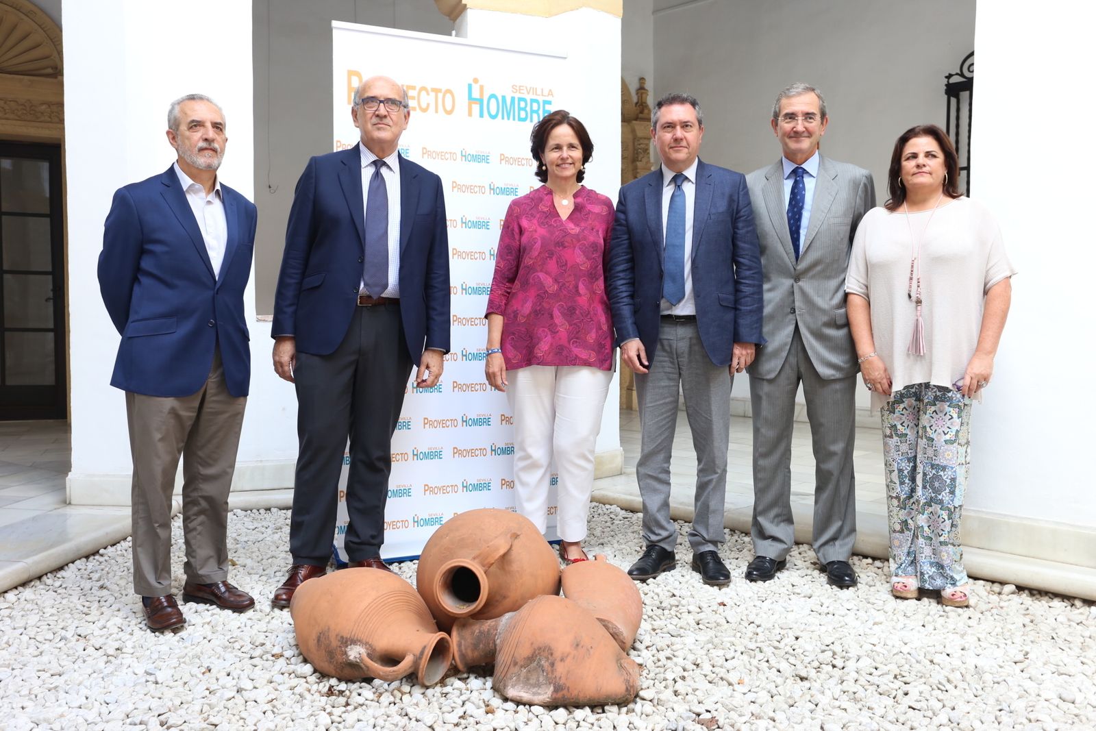 Juan Espadas ha acudido a la presentación de la Memoria de Proyecto Hombre Sevilla, en la Fundación Madariaga.