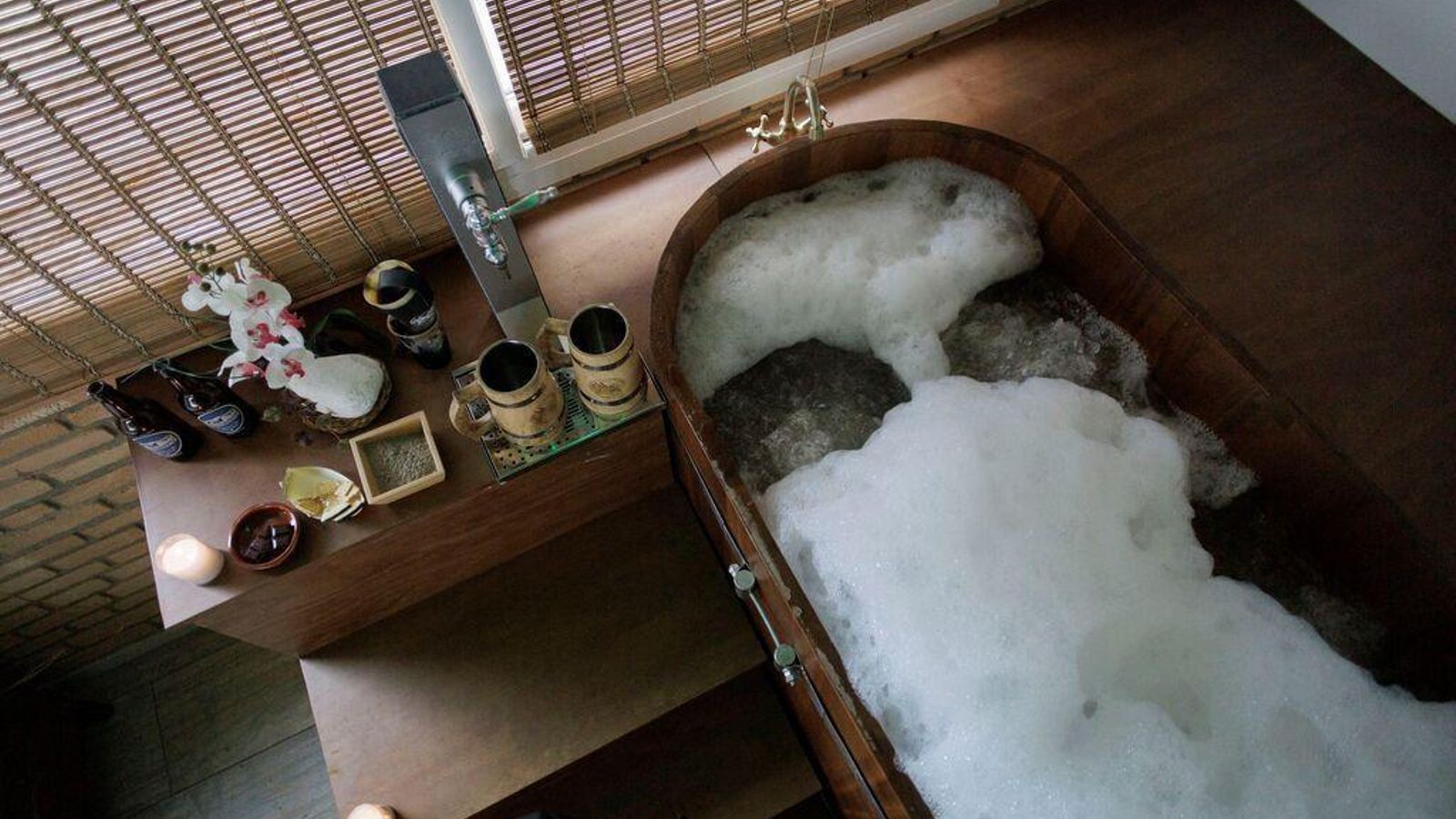 Una de las bañeras con forma de barril en el Beer Spa Cádiz Una de las bañeras con forma de barril en el Beer Spa Cádiz