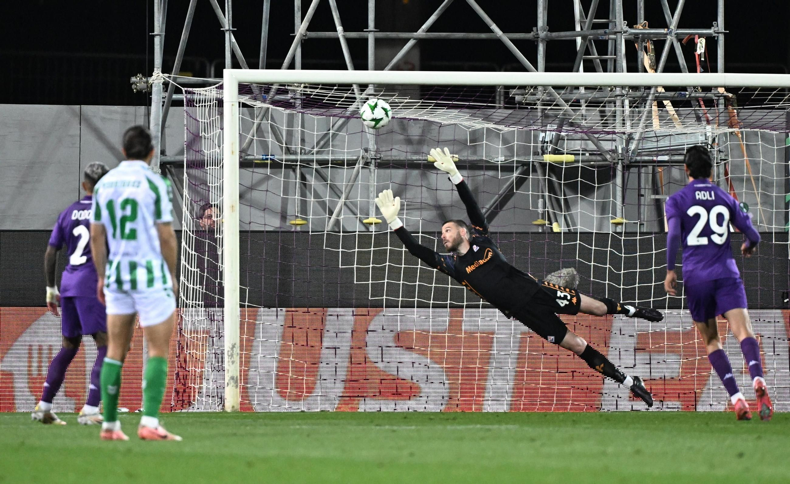 Las fotos del Fiorentina-Betis de la Conference League