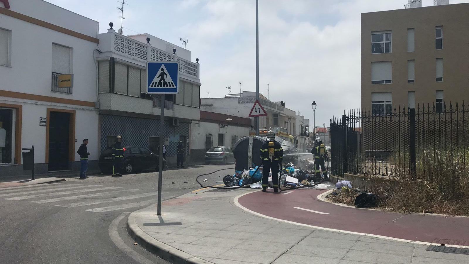 Los bomberos, extinguiendo esta tarde un fuego en un montón de basura junto a Santa Clara.