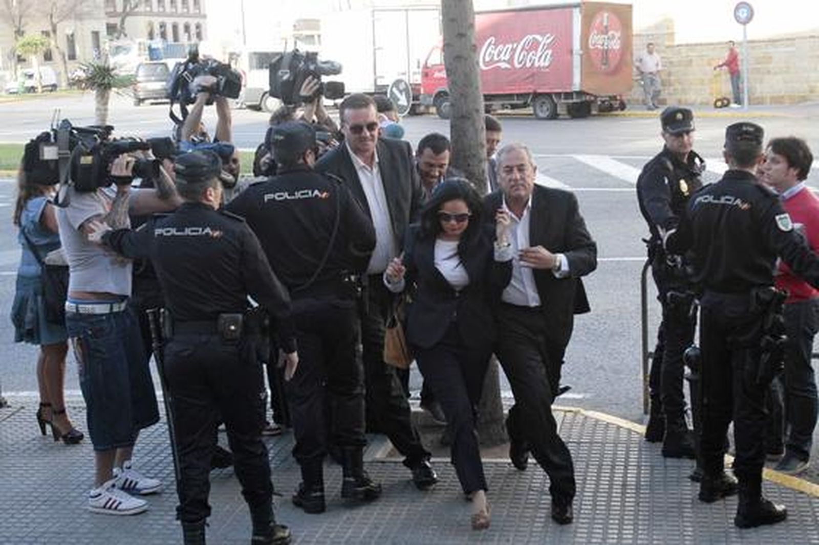 Prensa del corazón y curiosos aguardan en la puerta de la audiencia a los acusados en el segundo día del juicio por la ´Operación Karlos´. 

Foto: Lourdes de Vicente
