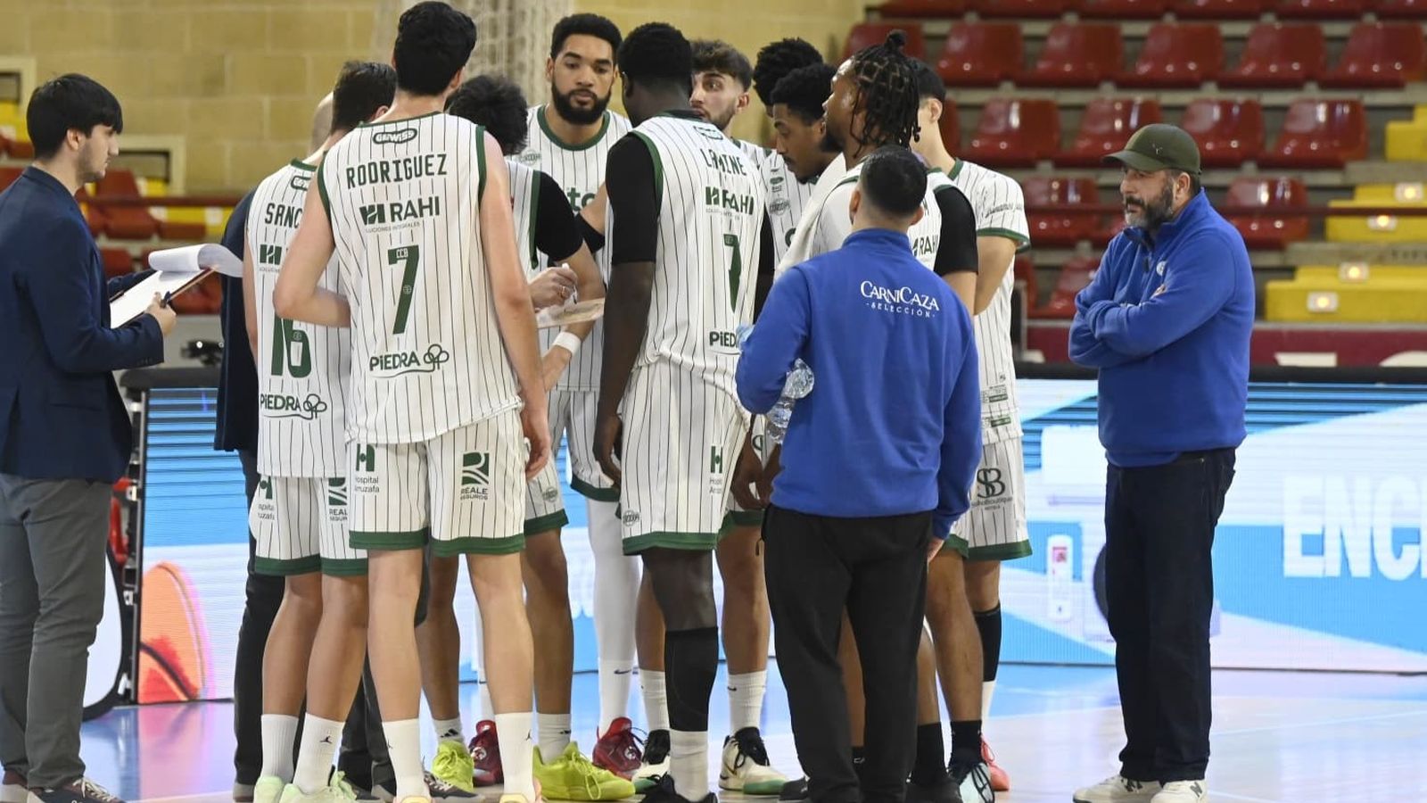 Gonzalo Rodríguez da órdenes en un tiempo muerto a sus jugadores.