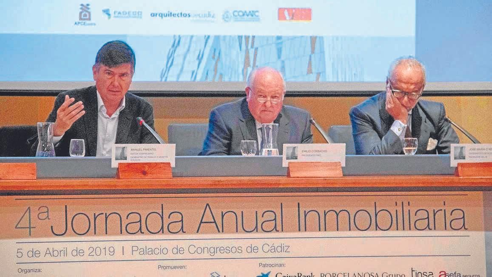 Imagen de la última ponencia con Manuel Pimentel, a la izquierda, y José María O' Kean, a la derecha.