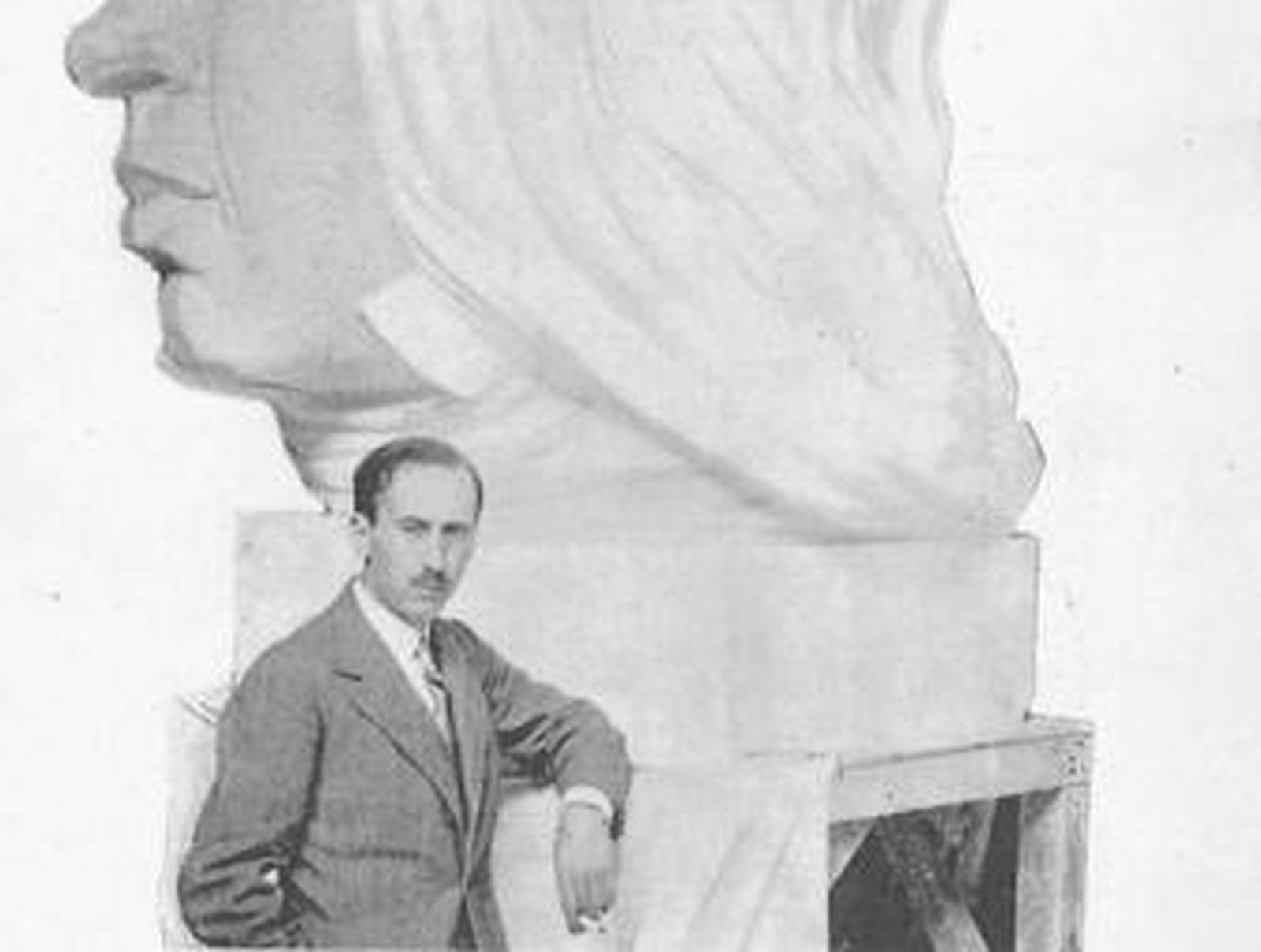Juan Cristóbal junto al busto de Goya en febrero de 1932.
