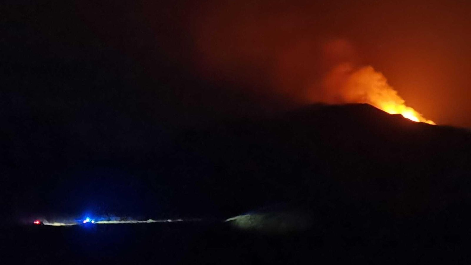 Efectivos del Plan Infoca se trasladan hasta el lugar del incendio.