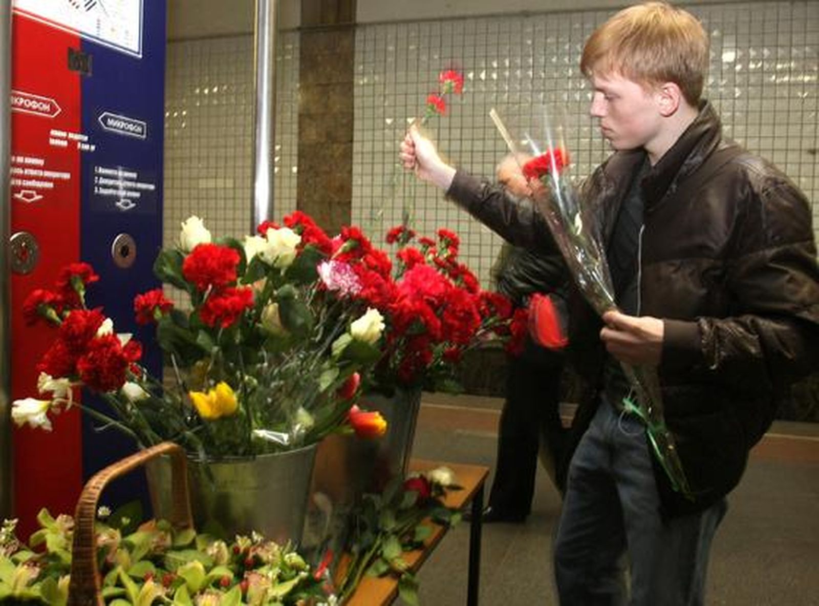 Flores en el metro para recordar a los fallecidos. / AFP