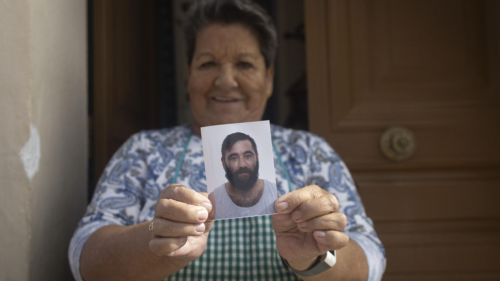 Mercedes Barroso muestra la fotografía de su hijo, Manuel Gamero, fallecido el 28 de agosto.