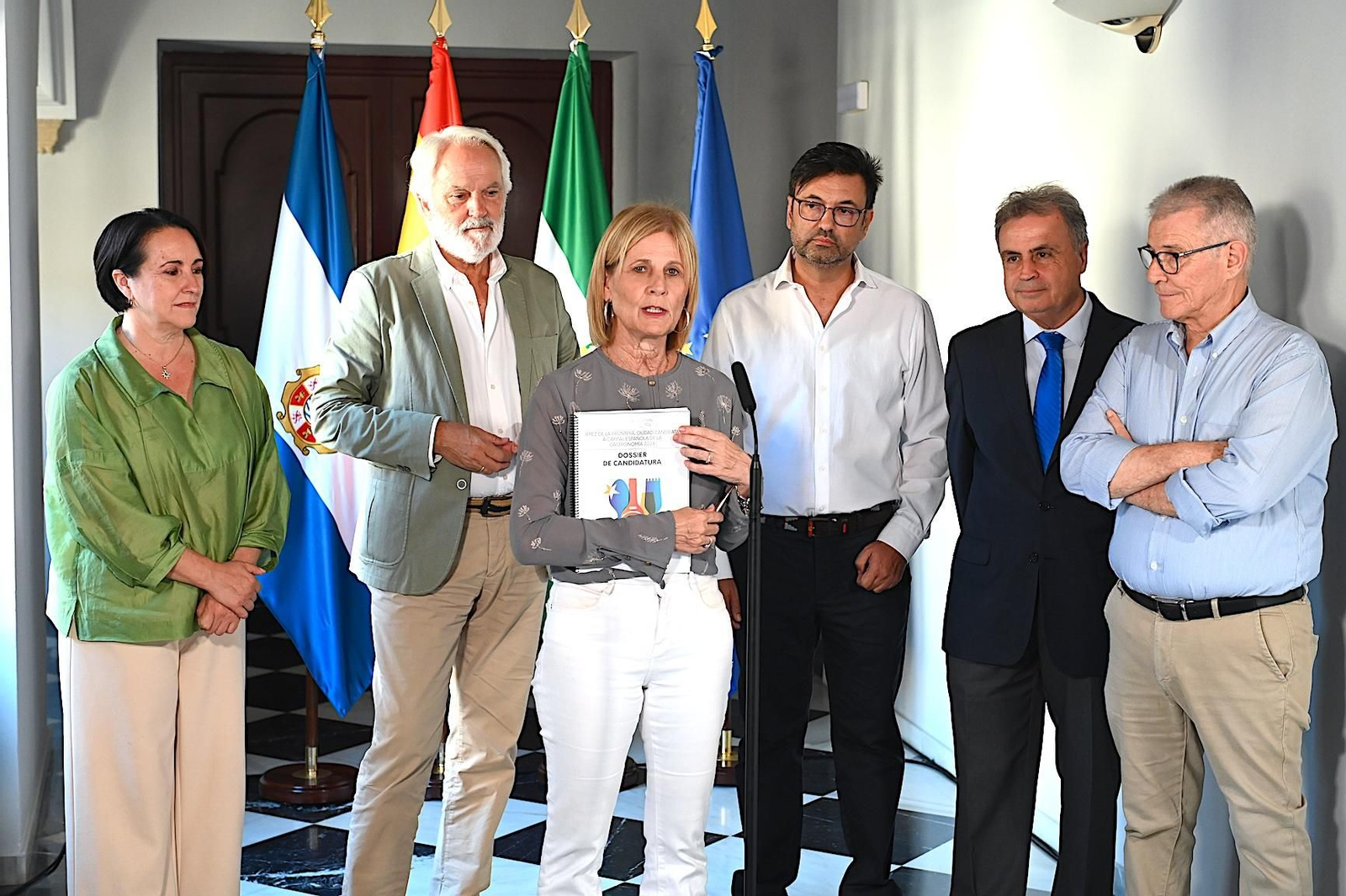 María José García-Pelayo, con el dossier de la candidatura a Capital Gastronómica 2026.