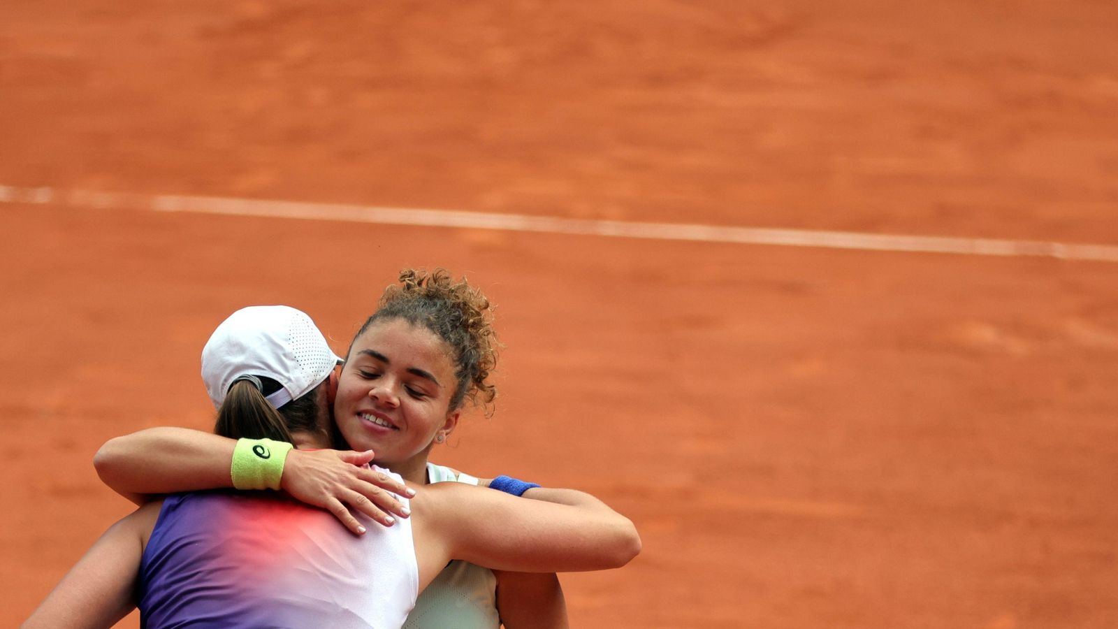 Jasmine Paolini felicita a la polaca Swiatek tras su nuevo título de Roland Garros.