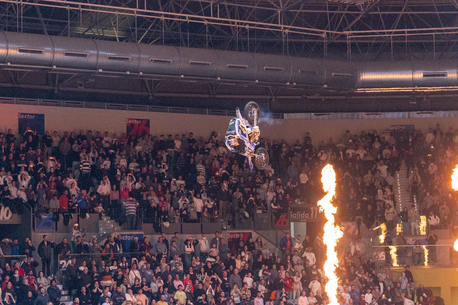 En imágenes: el Olivo Arena vibra con piruetas y motor en estado puro en el Soloflow Freestyle (2)