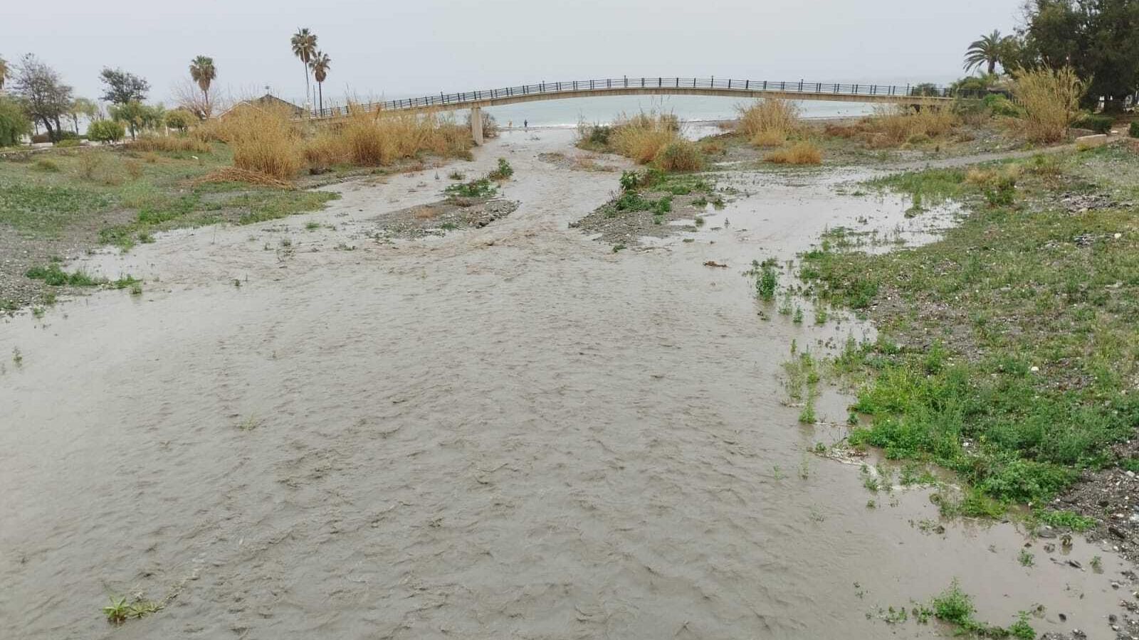 El río de Algarrobo, en su desembocadura tras las lluvias de Karlotta. El río de Algarrobo, en su desembocadura tras las lluvias de Karlotta.