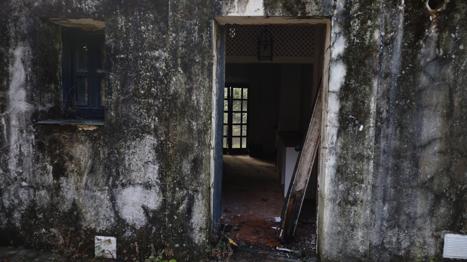 La entrada deteriorada de la villa turística de Fuenteheridos.