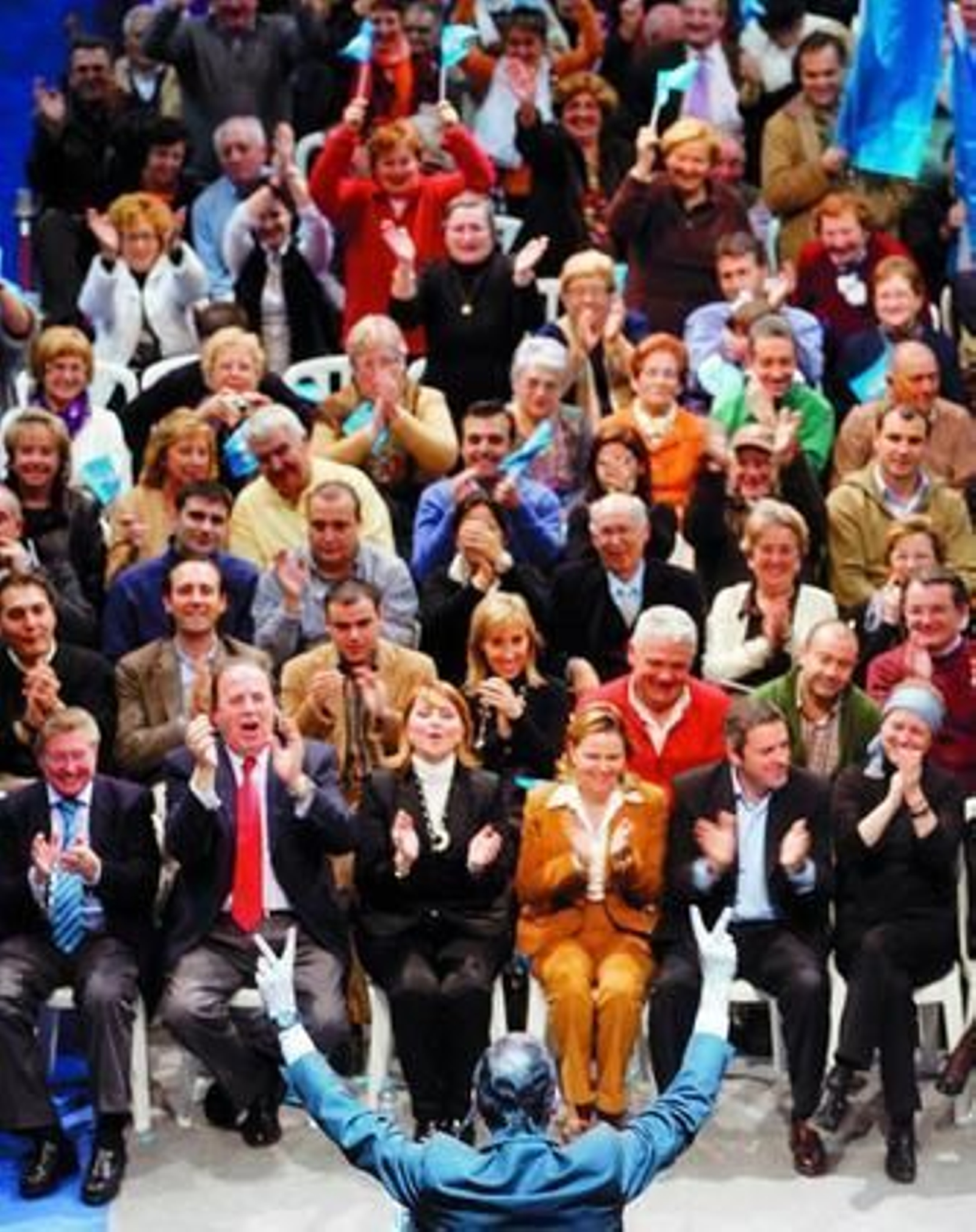 Mariano Rajoy alza los brazos en un mitin en Inca (Mallorca).