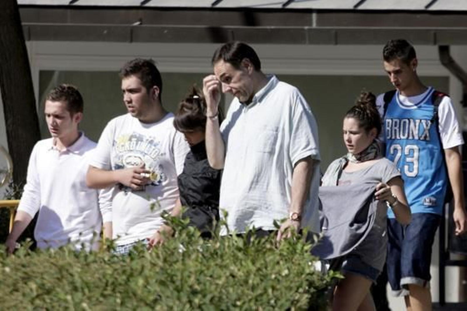 Amigos y familiares de la victimas del accidente ferroviario en la estación de Castelldefels.

Foto: Xavier Bertral (EFE)