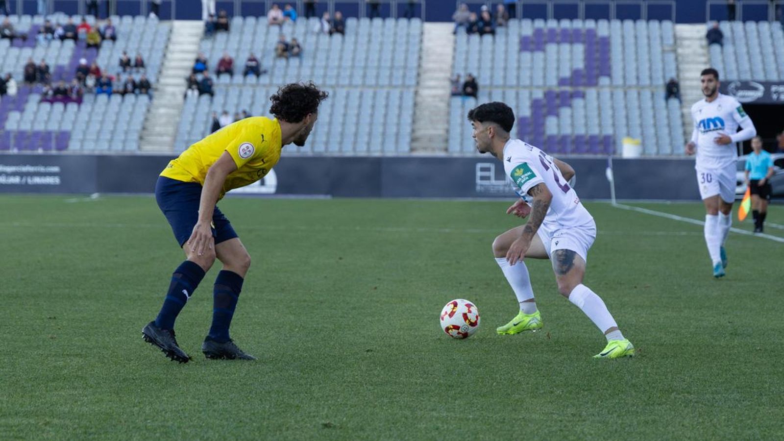 Óscar Lozano encara a un zaguero del FC Marbellí. 